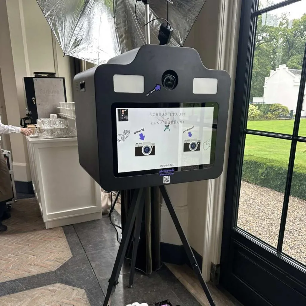 Photobooth in gebruik tijdens een bedrijfsfeest, onderdeel van het stappenplan voor het huren van een photobooth