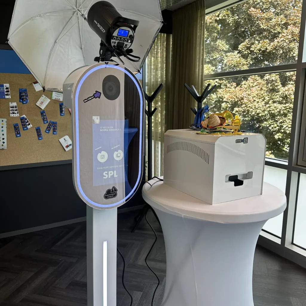 photobooth zuil huren Nijmegen met printer en props